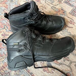 KEEN UTILITY DETROIT XT MID WP MEN’S WORK CARBON TOE 6″ LACE UP BOOT